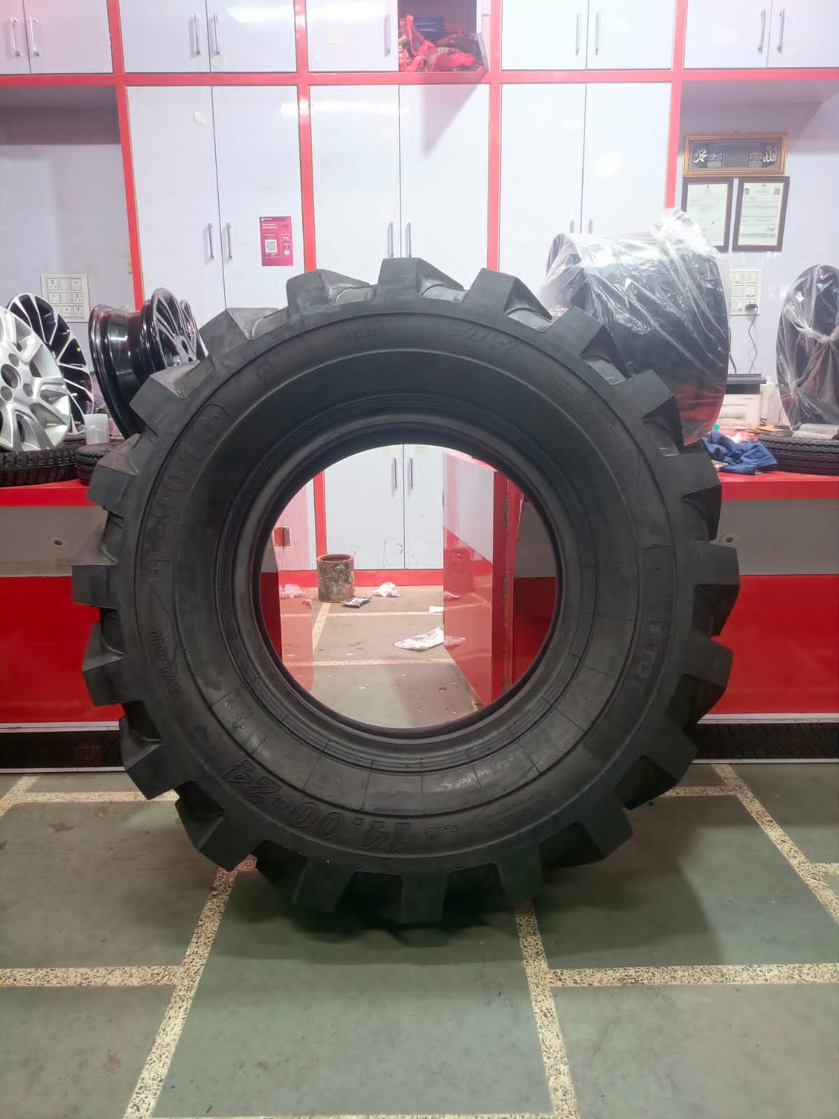 Hydra crane Tyre